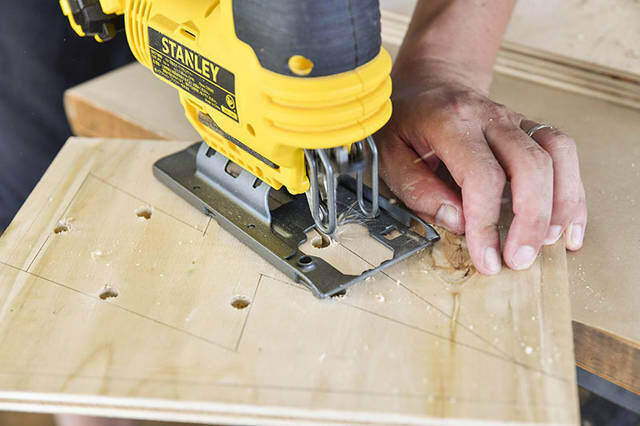 夜キャンプの“光る表札”！テントを見分けるベースサインをDIY