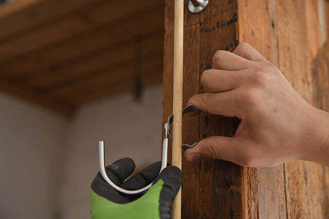 \制作時間5分の瞬間DIY/隙間スペースを“アレ”で解決、秀逸アイデアハンガーフック