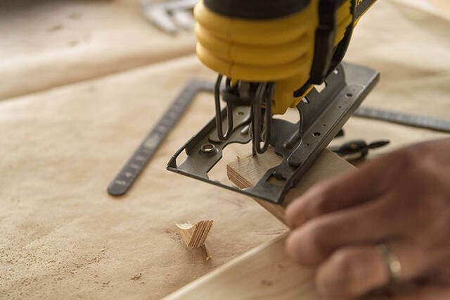 材料費0円の名作が誕生!来客時に壁から飛び出す魔法のハンガーフックをDIY