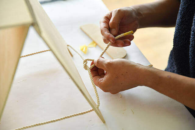 この変形にロマンがある!“パタっ”と畳めて“ガバっ”と広がるサイドテーブルをDIY