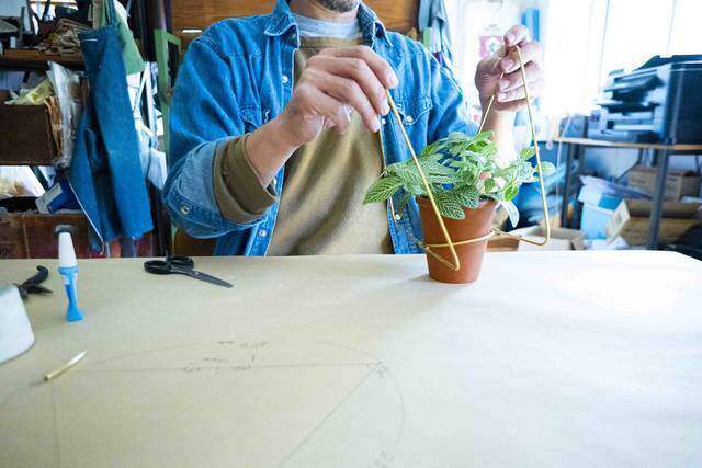 2本の真鍮で作る洒落顔DIY!インテリアを選ばず映えるプラントハンガー