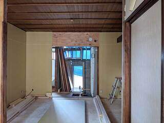 “洋室感”は壁から作る!石膏ボード&エアコンで壁面DIY | カシワバラさんの暮らし。