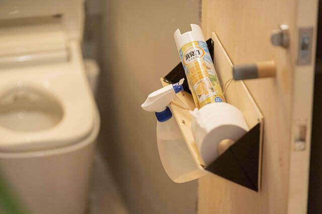 “斜め収納”がクセになる!開閉可能なミニマル収納棚をDIY