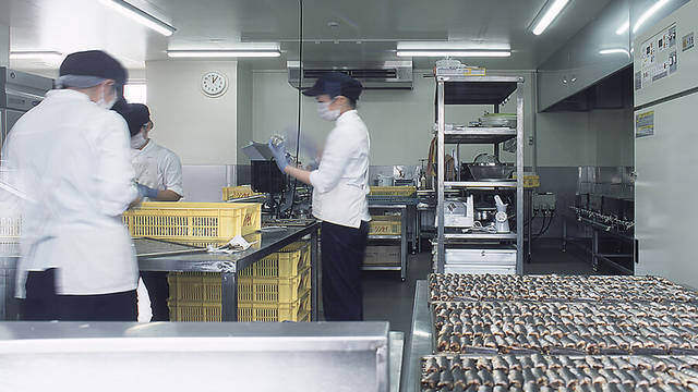 ホステル ×カフェ×食品加工場！リノベで築50年の古さを楽しむイワシビル