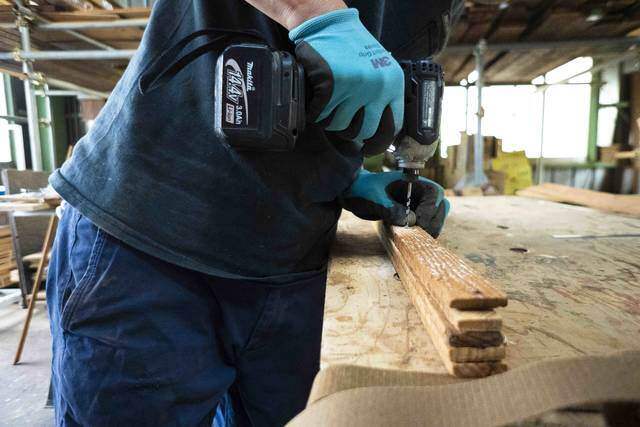 もっと自由に間取りを仕切る！古材とベルトで作るDIYパーテーション