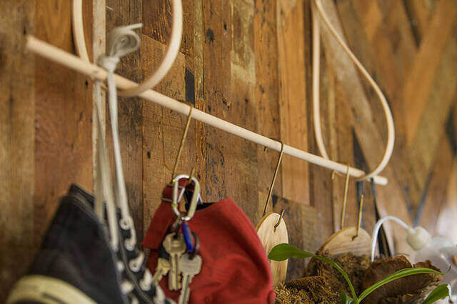 作り方は“曲げるだけ”!?どこでも・なんでも掛けられる超便利なハンガーフックをDIY