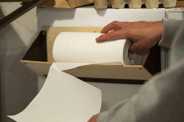 “斜め収納”がクセになる!開閉可能なミニマル収納棚をDIY