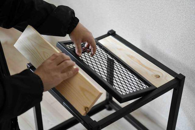 2×4材を載せたら即・完成!レイアウト自在なアイアンシェルフIQ!