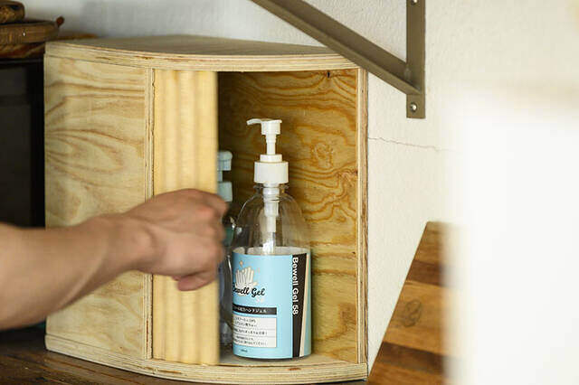 クセになるこの開閉式!木製ブレッドケースDIYで叶える“シャレ収納”