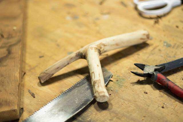 枯れ枝だって立派な木材!低予算でオシャレな壁掛けフックが完成!