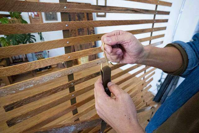 もっと自由に間取りを仕切る!古材とベルトで作るDIYパーテーション