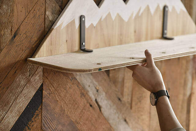 2枚の板がここまで化ける！“IKEAクランプ”を使った超簡単な壁掛けラックDIY