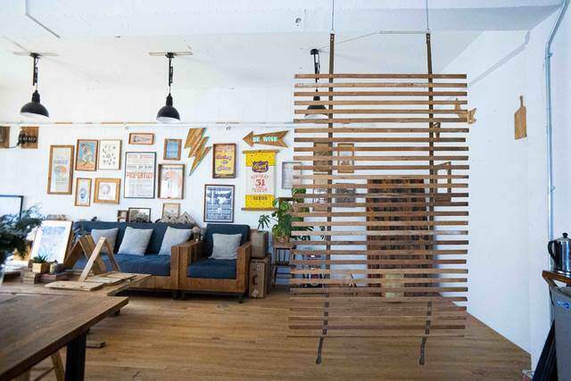 もっと自由に間取りを仕切る！古材とベルトで作るDIYパーテーション