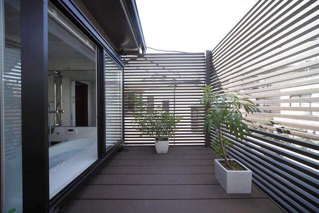 ベランダリフォームで憧れのアウトドアリビング化!費用の目安とおしゃれ事例