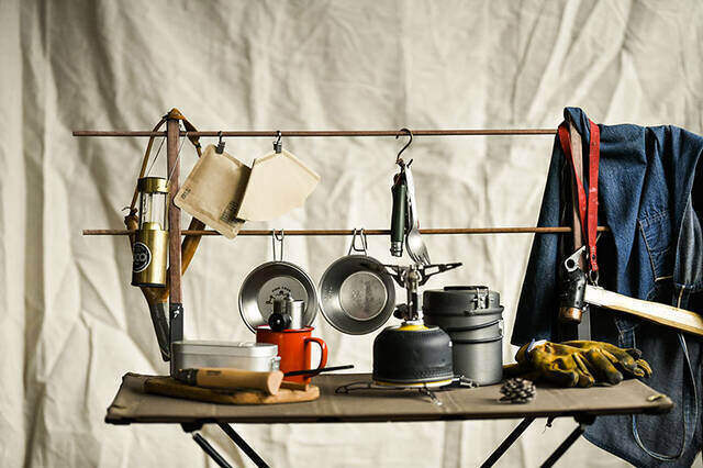 どんな場所でも挟むだけ!“IKEAクランプ”で省スペースなディスプレイラックをDIY