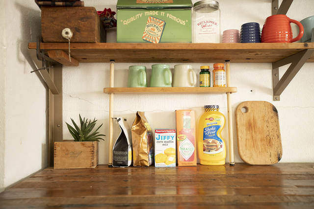 ブラケットいらずで突っ張れる!?デッドスペースを解消するウォールラック