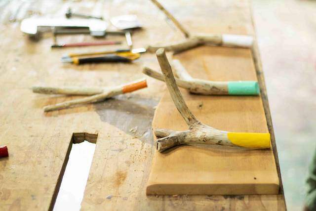 枯れ枝だって立派な木材!低予算でオシャレな壁掛けフックが完成!