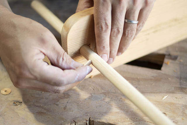 ブラケットいらずで突っ張れる!?デッドスペースを解消するウォールラック