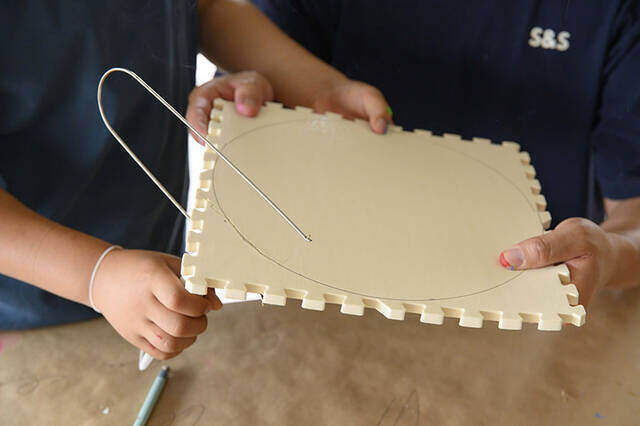 捨てるはずのマットを芸術へ!?親子で楽しむスタンプアートDIY