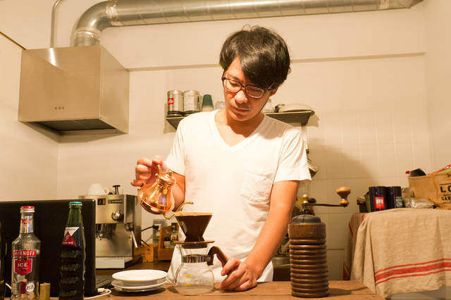 リノベ部屋でカフェ修行!?古材×タイル使いが秀逸な西海岸スタイル