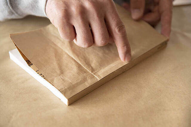 紙袋に新たな命を。お気に入りデザインでオリジナルノートDIY