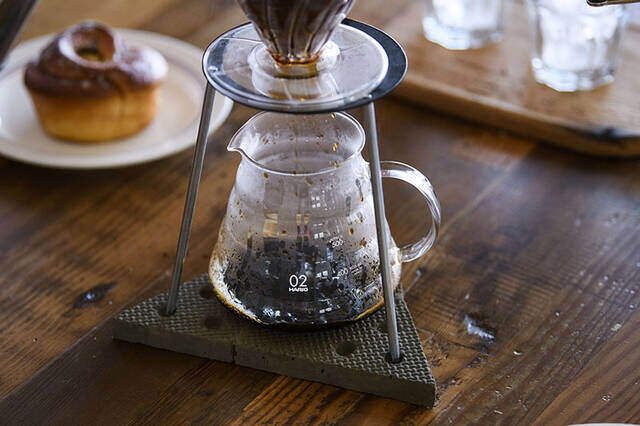 材料費は¥1000でOK。使い終わったマットで個性派ドリッパースタンドをDIY