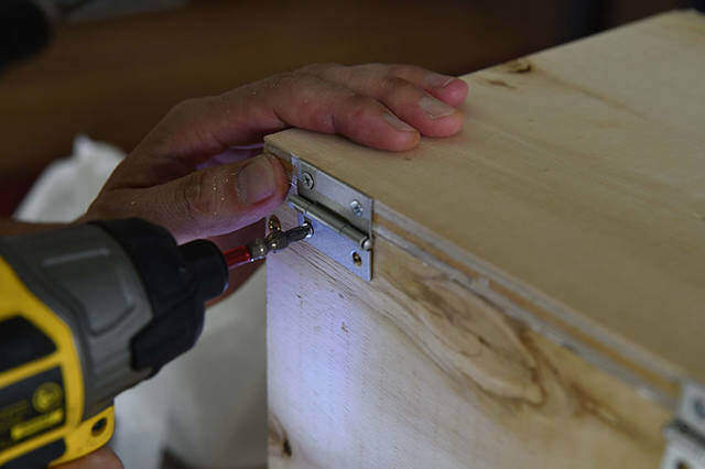 夜キャンプの“光る表札”！テントを見分けるベースサインをDIY