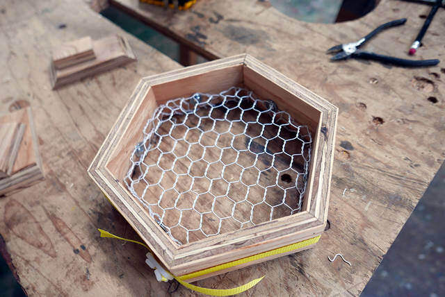 ハニカムデザインで洒落度アップ！壁掛けプランターの作り方！