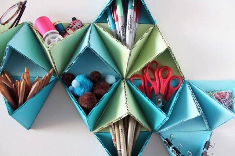 これがダンボール!?カラフル小物棚をDIY