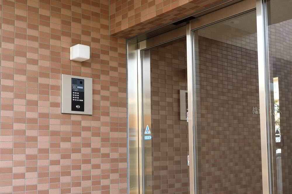 エントランス部分にオートロックを採用しているマンションは多い