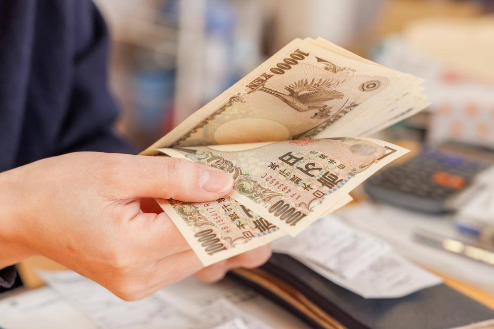 足りない費用は金融機関などから借り入れる場合も