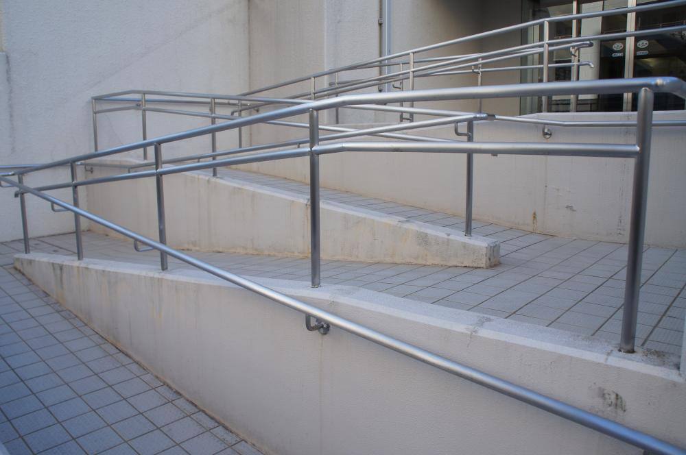 手すりやスロープの設置に助成金を出す自治体もある