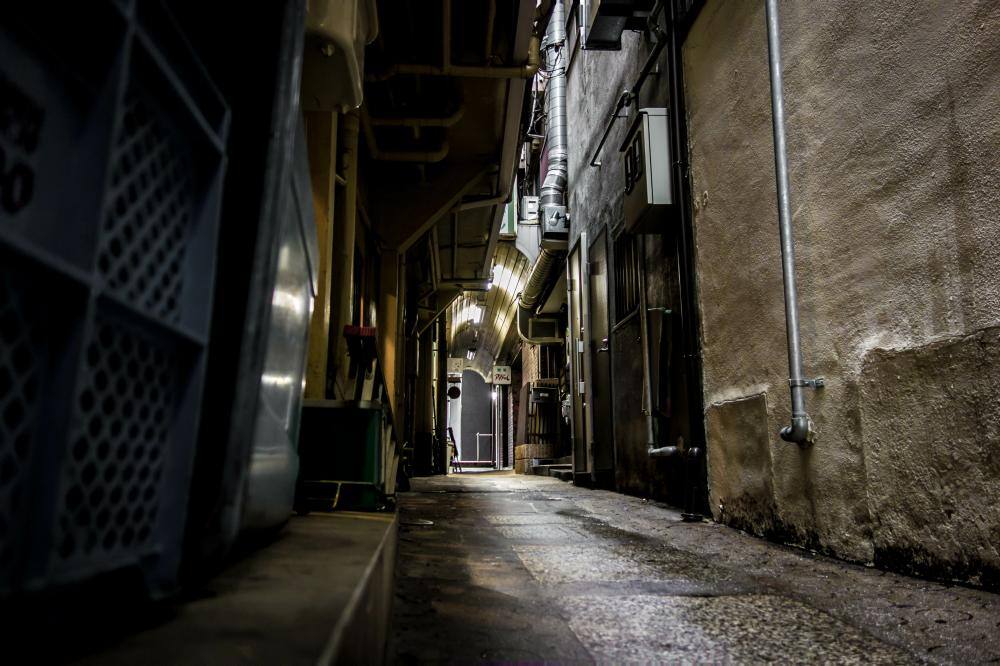 入り組んだ路地に面するマンションは不審者に狙われやすいかもしれない