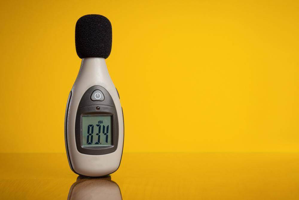 騒音測定器で騒音の程度を計測
