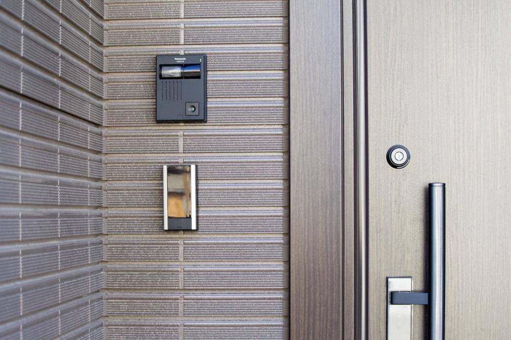 住戸完結システムでは各住戸の玄関外に子機を設置
