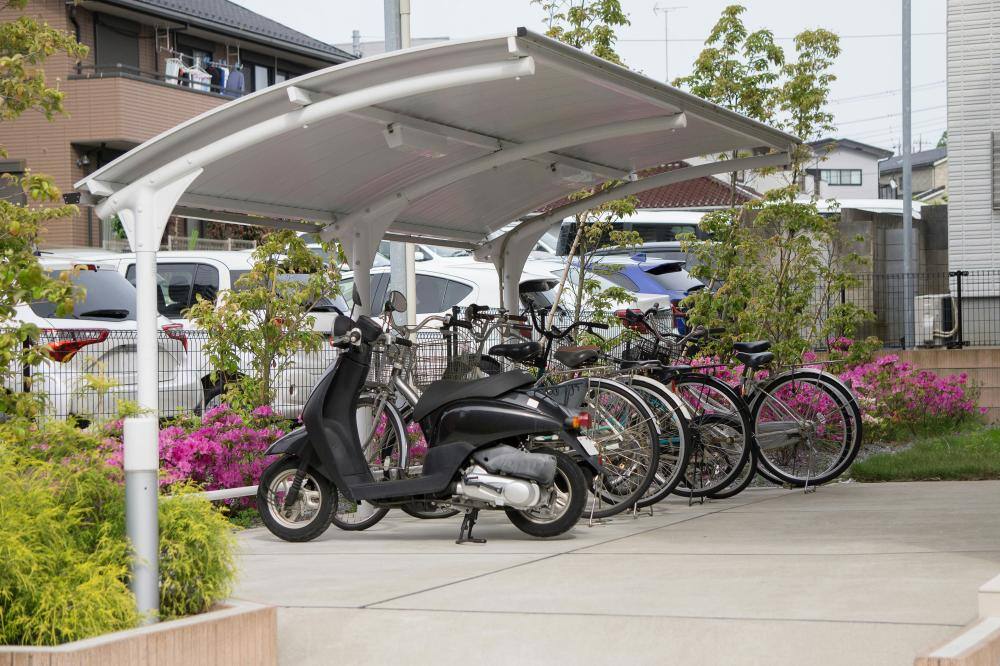 車や自転車などを所有しているなら駐車場・駐輪場使用料も必要になる