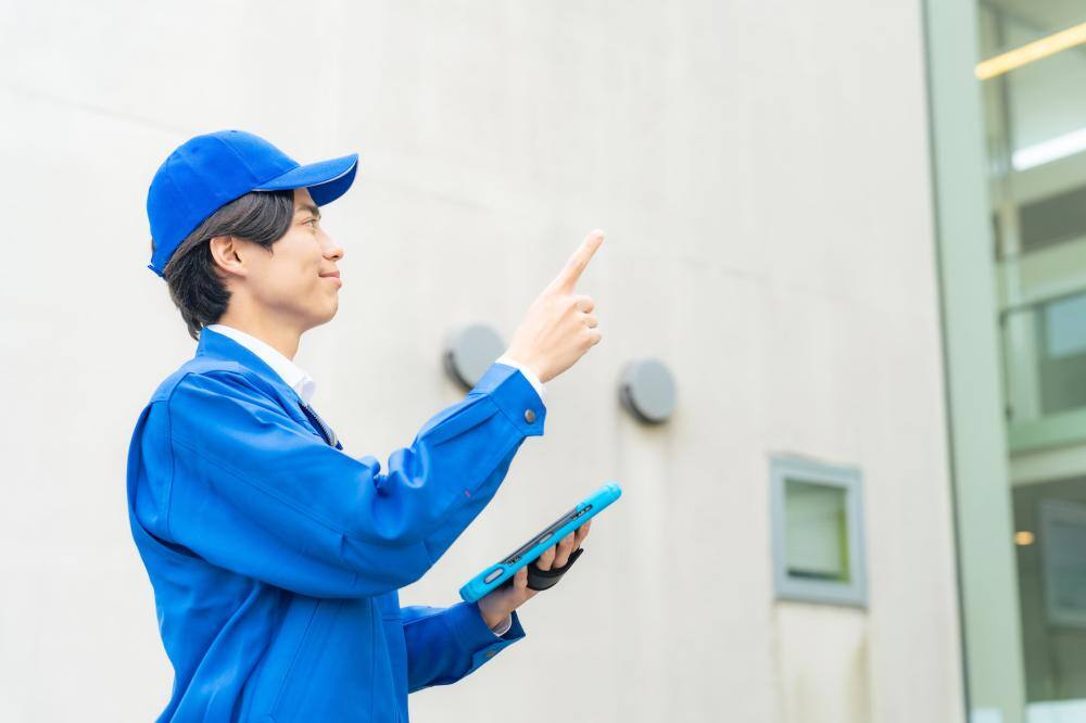 プロの検査員が建物の劣化状況を確認